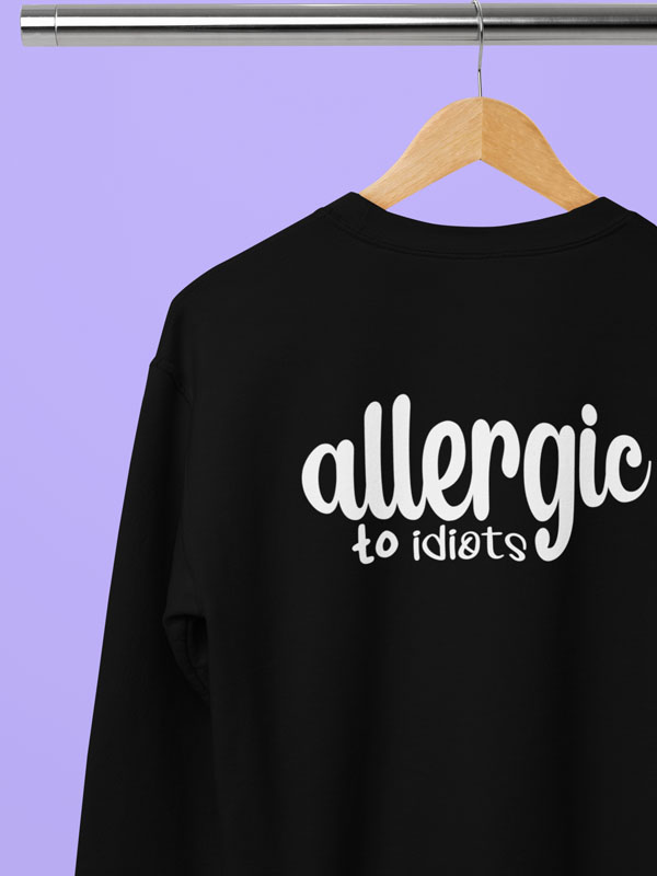 allergic to idiots sweater zwart met witte opdruk achterkant online kopen
