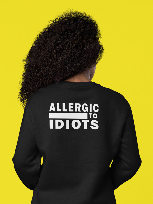 allergic to idiots sweater zwart met witte opdruk achterkant