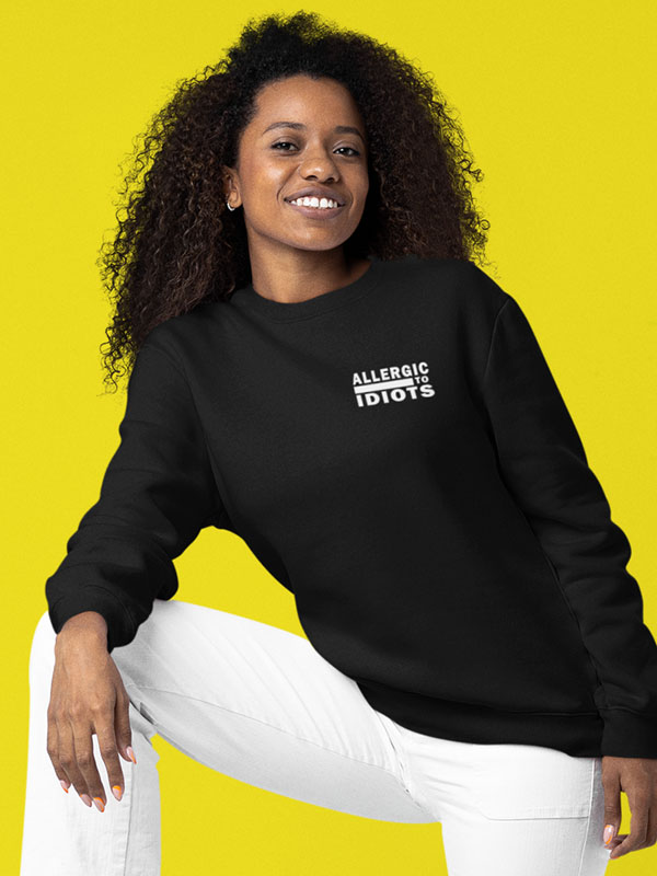 allergic to idiots sweater zwart met witte opdruk voorkant
